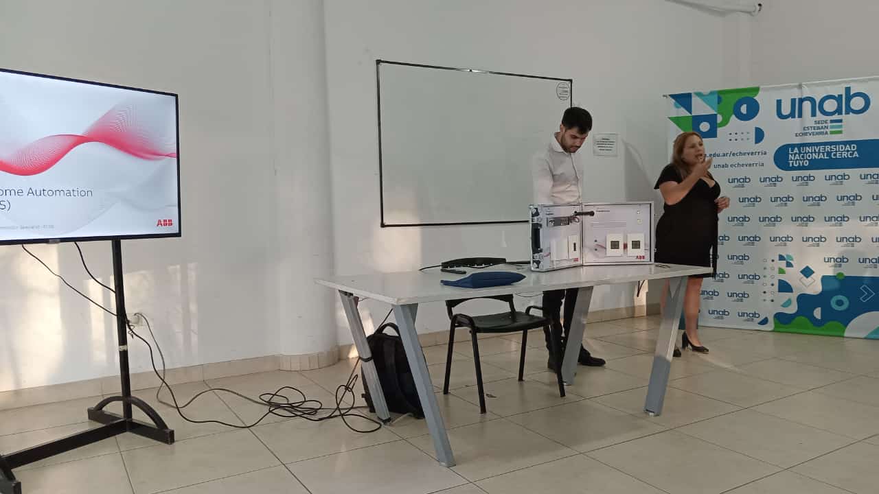 Clase de Domótica en la UNAB