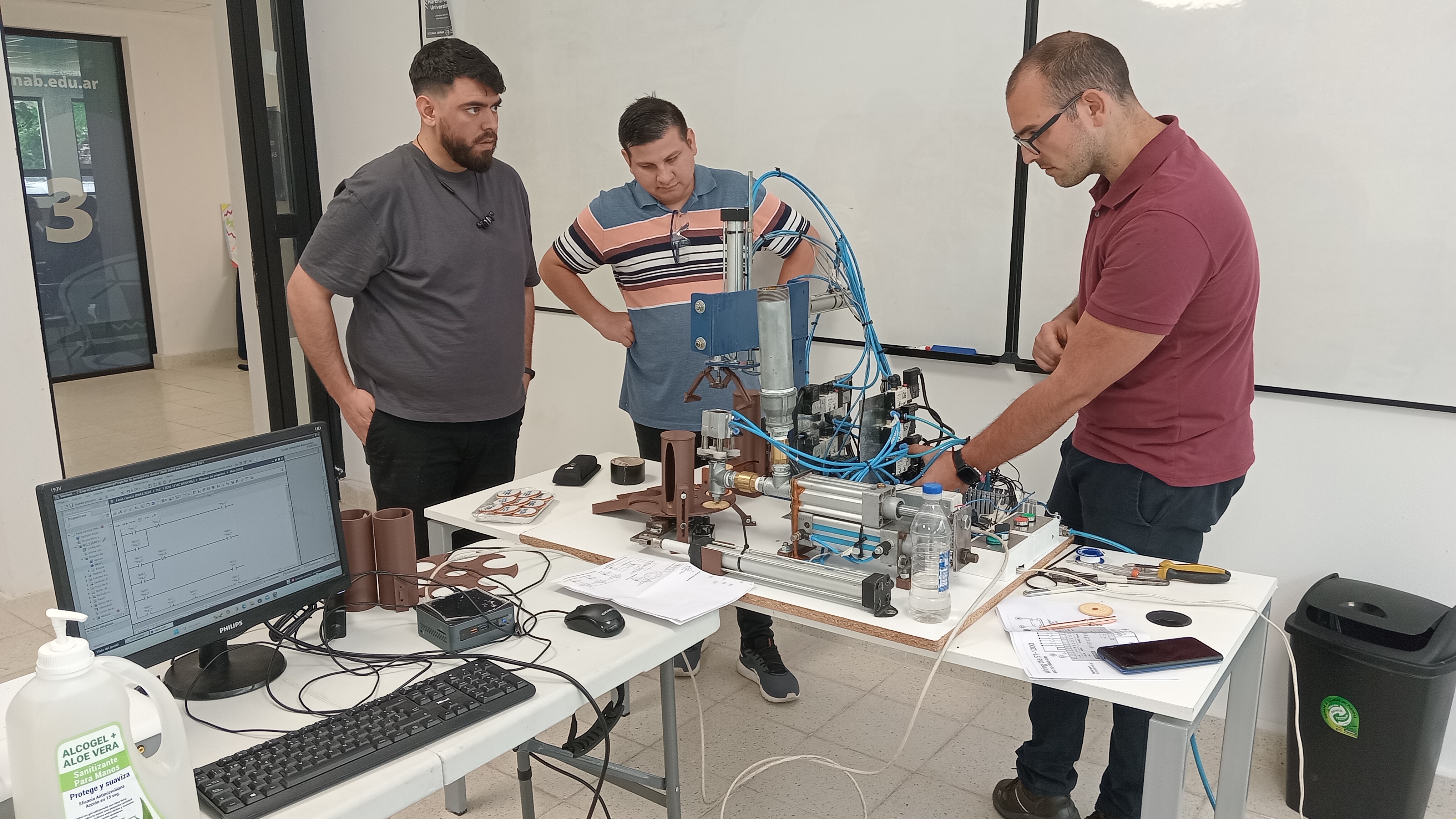 Clase de Domótica en la UNAB